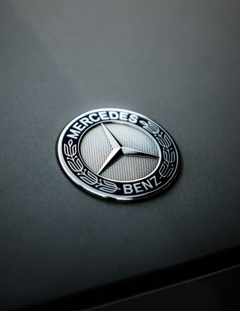 Logo ngôi sao ba cánh Mercedes-Benz trong vòng nguyệt quế, gắn trên nắp capo sơn xám