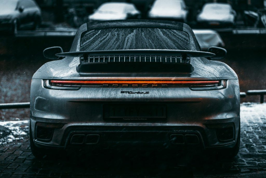 Đuôi xe Porsche 911 màu xám với dải đèn hậu nằm ngang