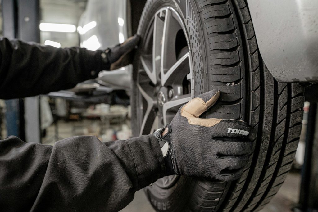 Cận cảnh lốp và mâm xe ô tô khi đang được kiểm tra